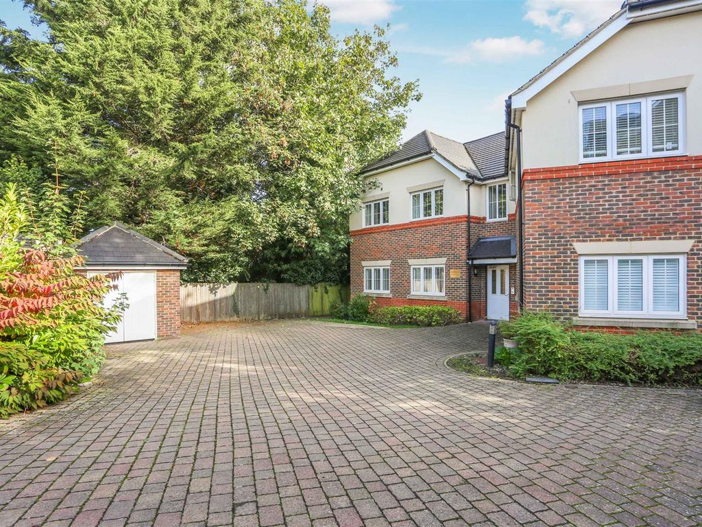 2 bed flat for sale in Ash Close, Banstead SM7, £400,000 Zoopla