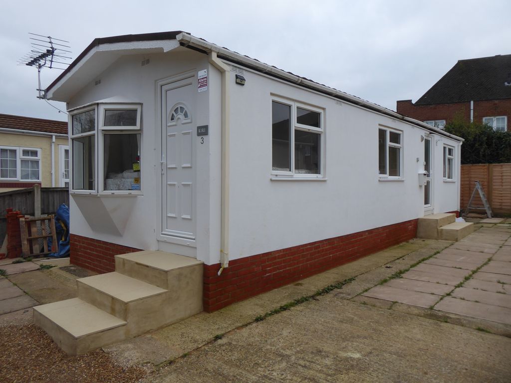 1 bed mobile/park home for sale in Mitre Close, Shepperton, Surrey TW17