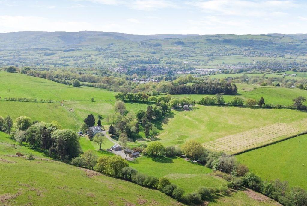 4 bed property for sale in Cefnllys, Llandrindod Wells, Powys LD1, £