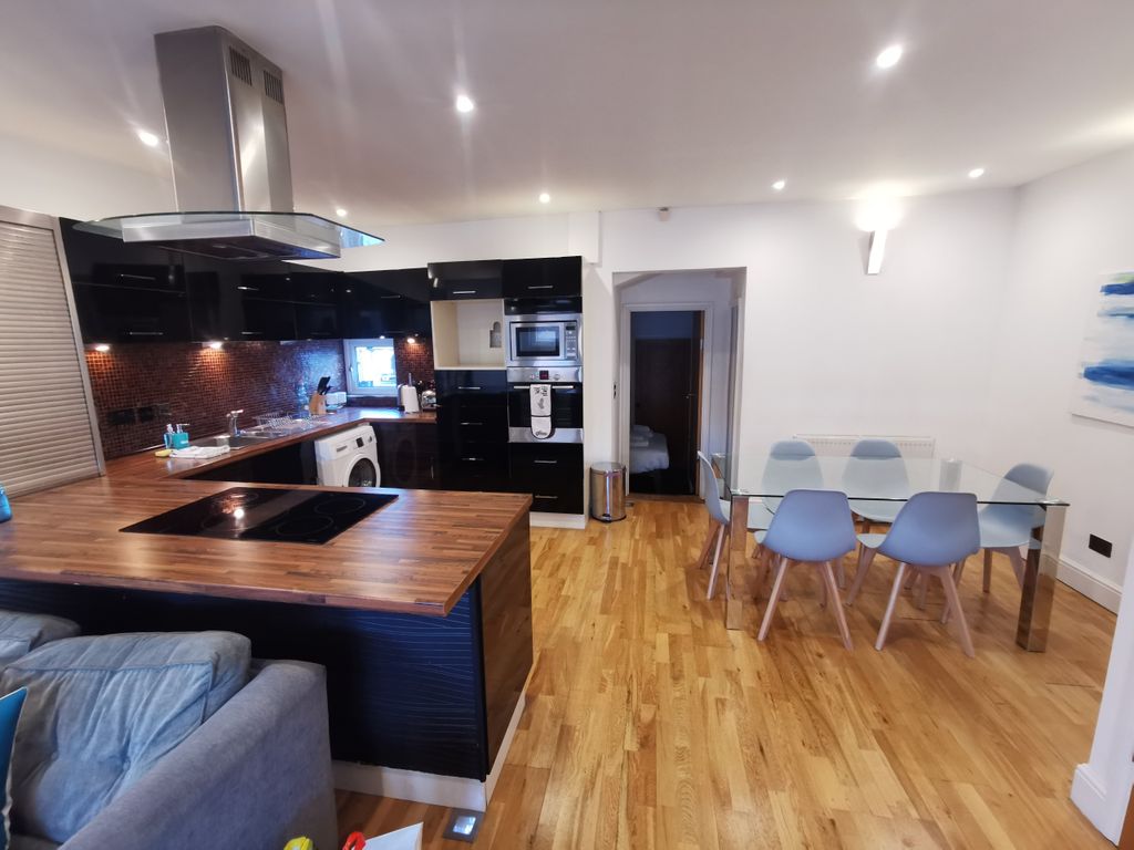 2 bed flat to rent in Cowley Road, Oxford OX4, £1,800 pcm Zoopla