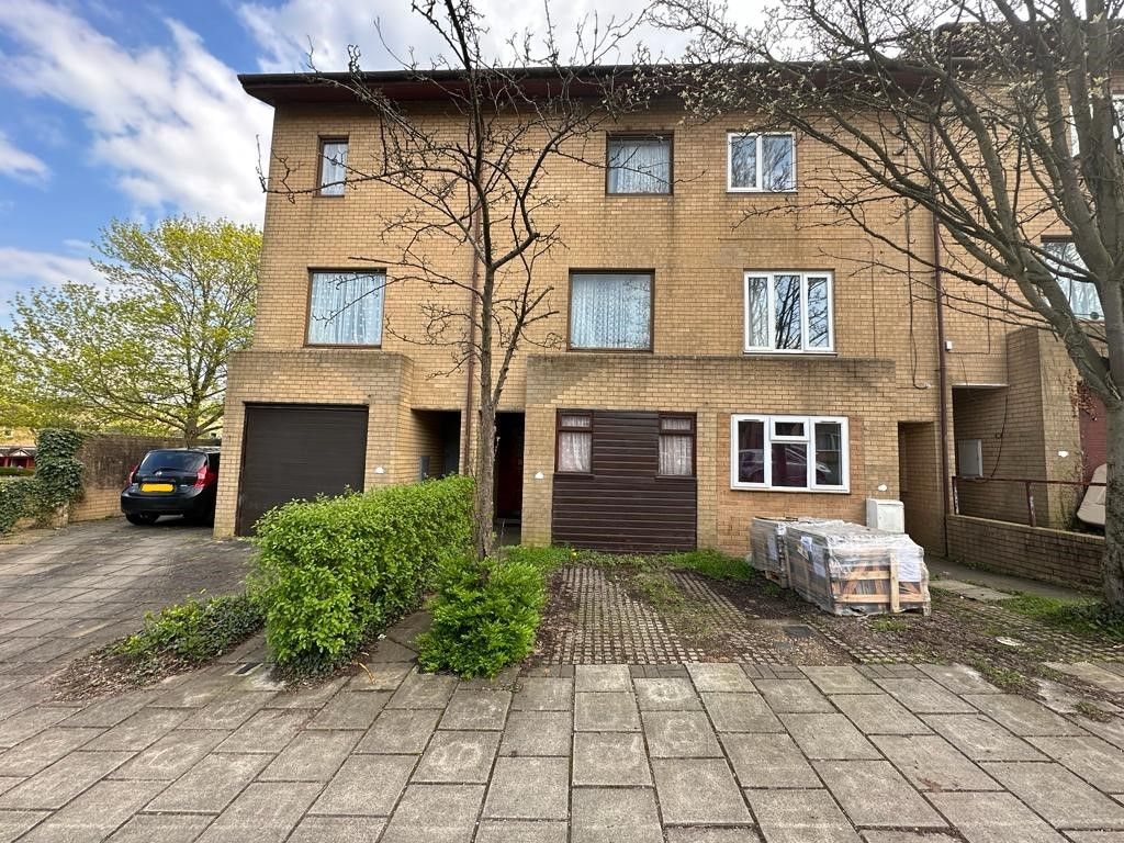 3 bed town house for sale in Towan Avenue, Fishermead, Milton Keynes