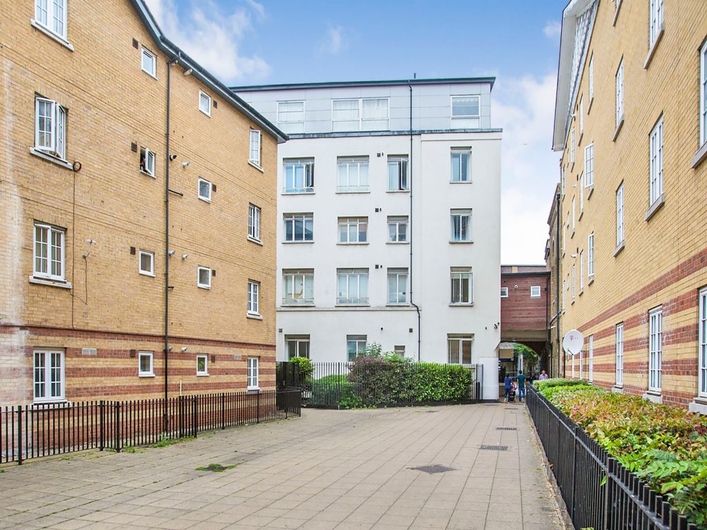 2 bed flat for sale in High Street, Romford RM1, £250,000 Zoopla