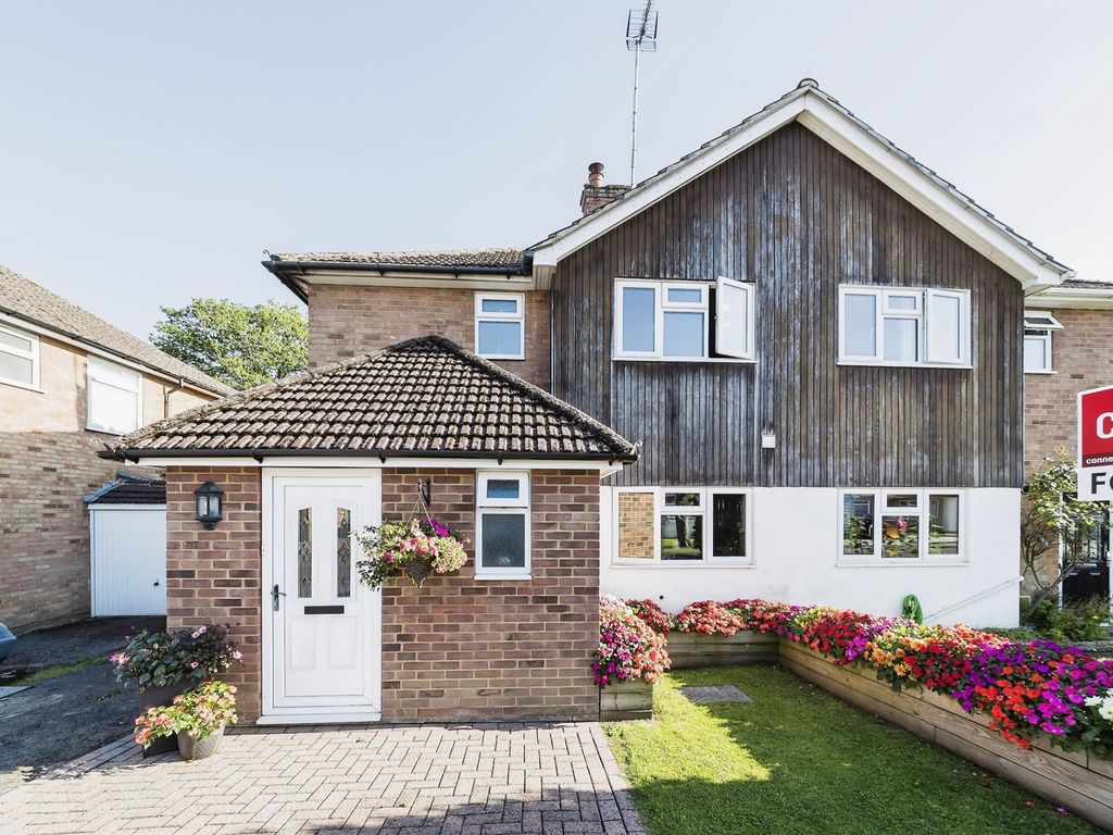 3 bed semidetached house for sale in The Meadow, Copthorne, Crawley