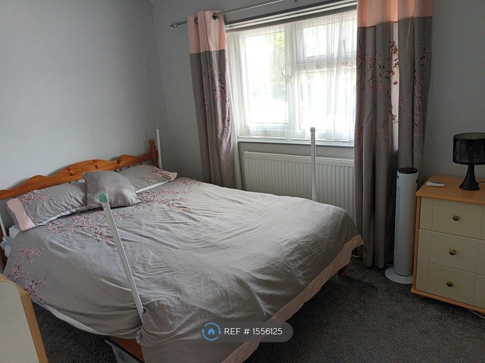 Room to rent in Star Post Road, Camberley GU15, £570 pcm Zoopla