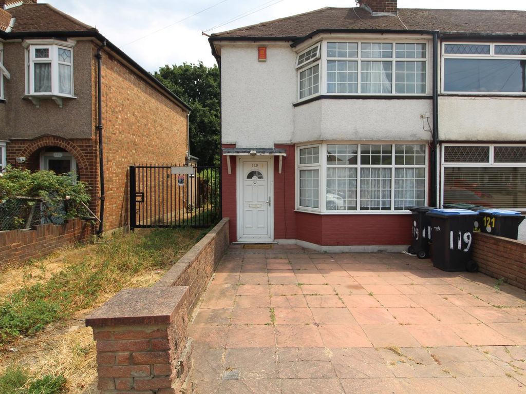 2 bed property to rent in Chatsworth Drive, Enfield EN1, £1,850 pcm