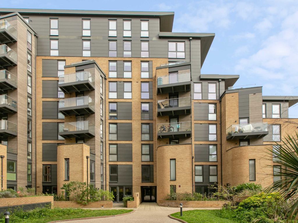 2 bed flat for sale in Baltic Avenue, Brentford TW8, £400,000 Zoopla