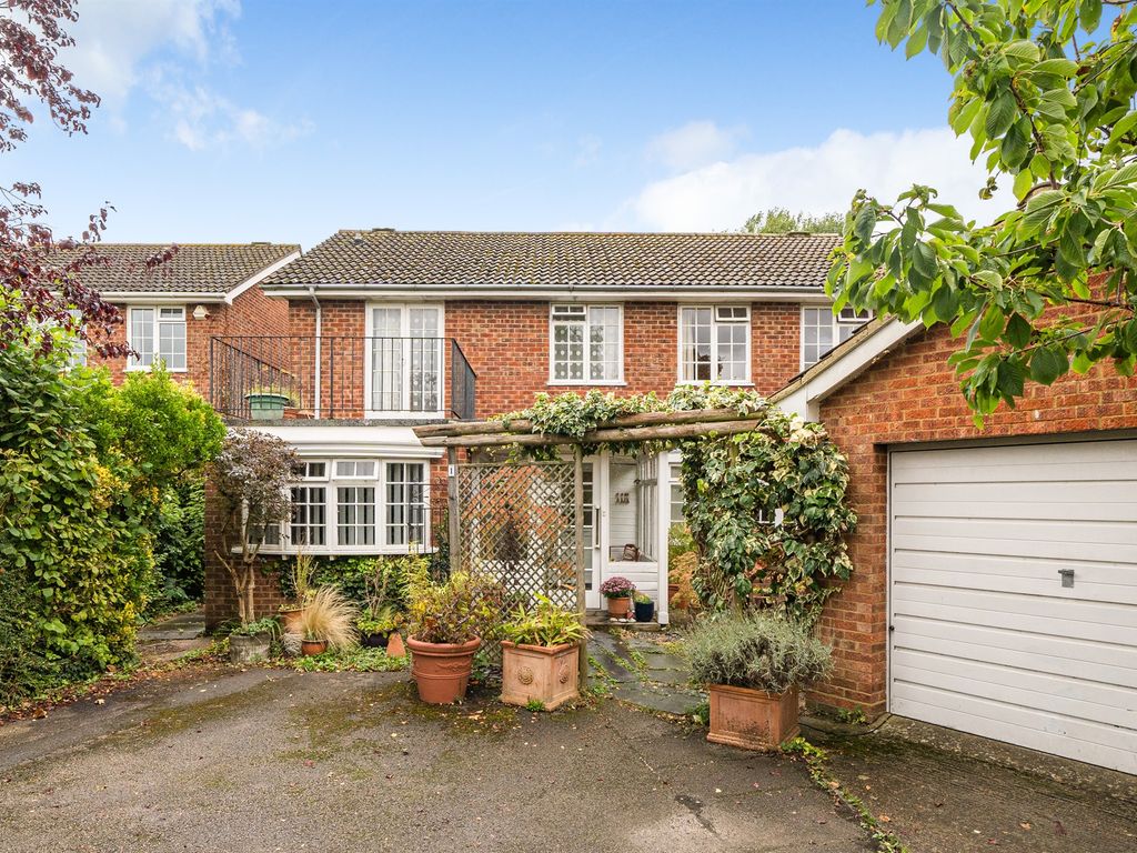 5 bed detached house for sale in Sandon Close, Tring HP23, £900,000