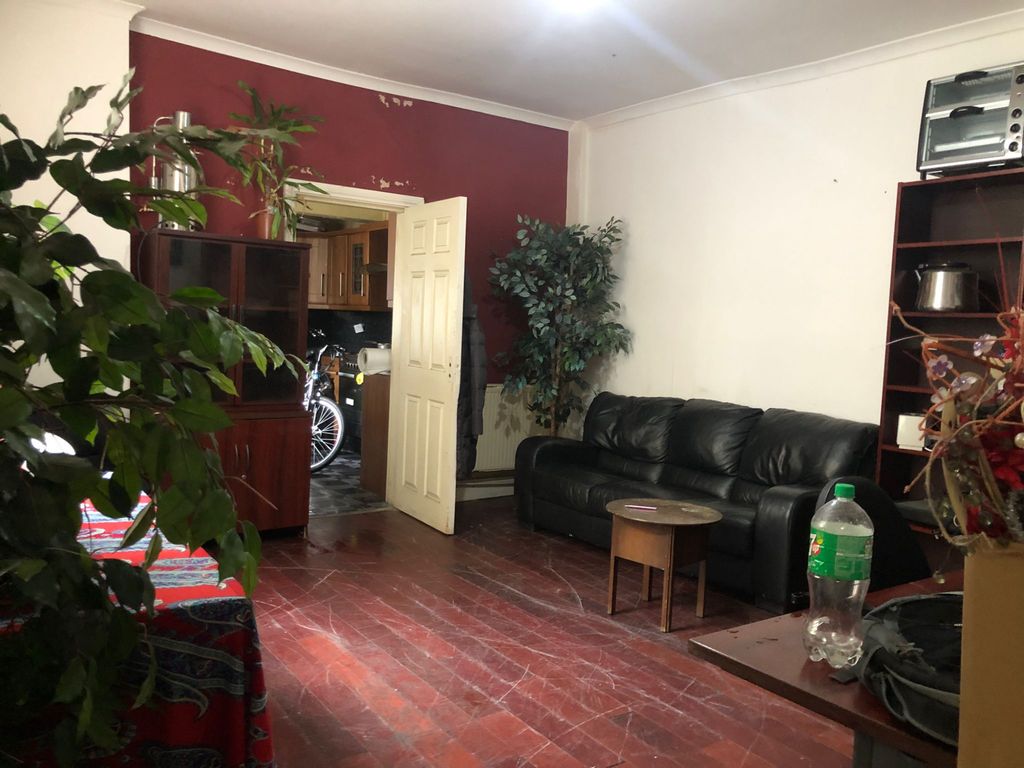 6 bed terraced house for sale in Sawrey Place, Bradford BD5, £200,000