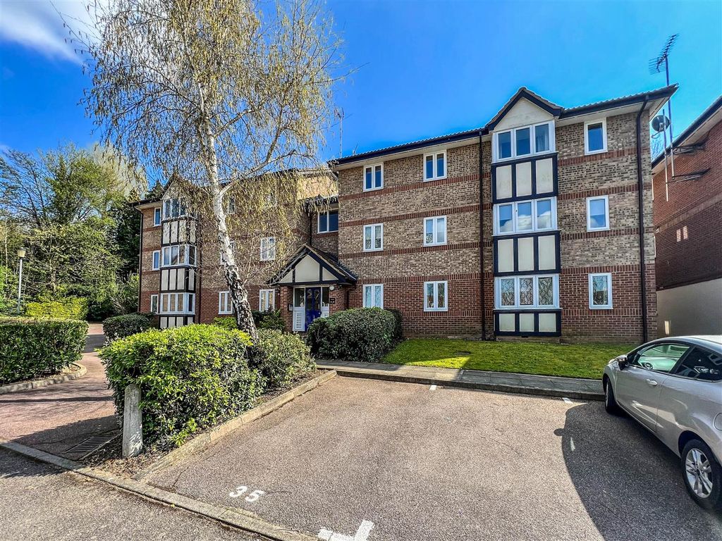 2 bed flat for sale in Fallow Rise, Hertford SG13 Zoopla