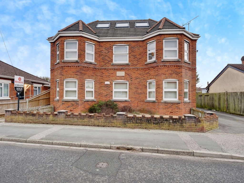 2 bed flat for sale in Water Lane, Totton, Southampton, Hampshire SO40
