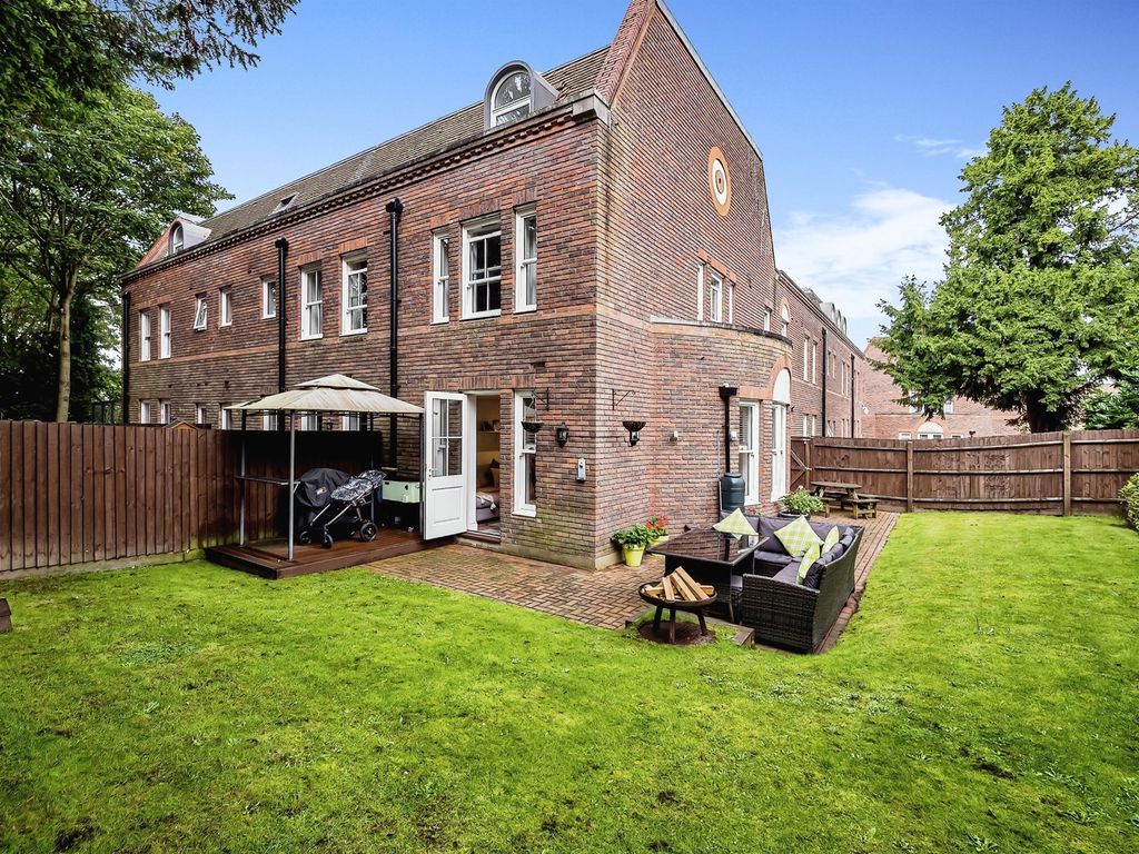 2 bed for sale in Oxford Road, Aylesbury HP19, £275,000 Zoopla