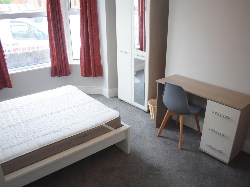 4 bed terraced house to rent in Somers Road, Southsea PO5, £1,800 pcm