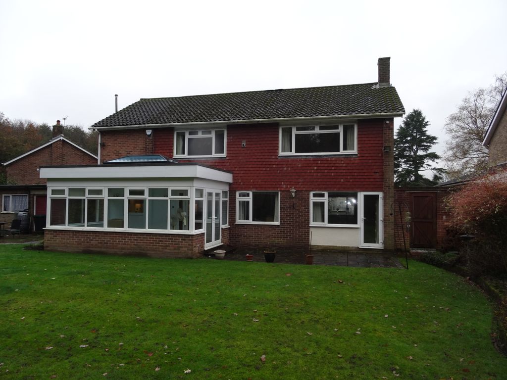 4 bed detached house to rent in Wyndham Close, Orpington, Kent BR6, £