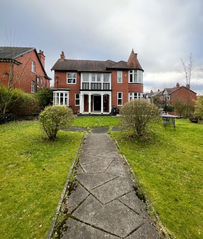 2 bed flat to rent in Wellington Road North, Stockport SK4, £925 pcm