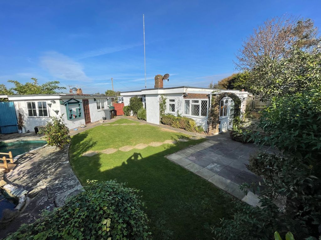 3 bed semidetached bungalow to rent in South Close, Pevensey BN24, £