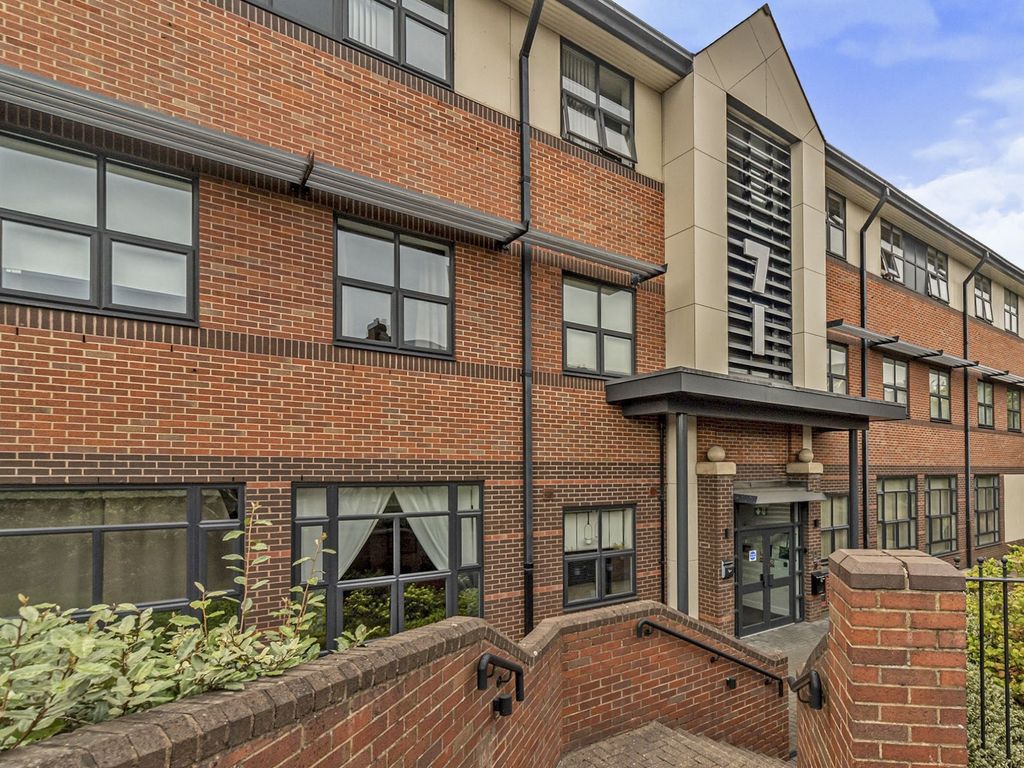 2 bed flat for sale in Great North Road, Brookmans Park, Hatfield AL9