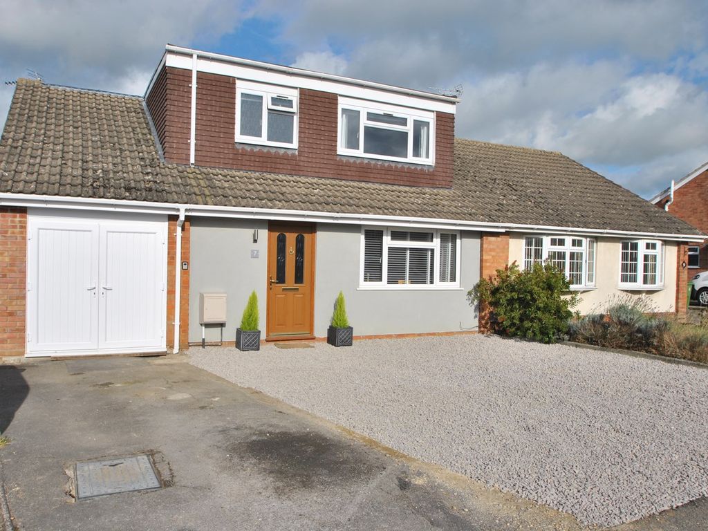 4 bed semidetached house for sale in Hertford Road, Cleeve