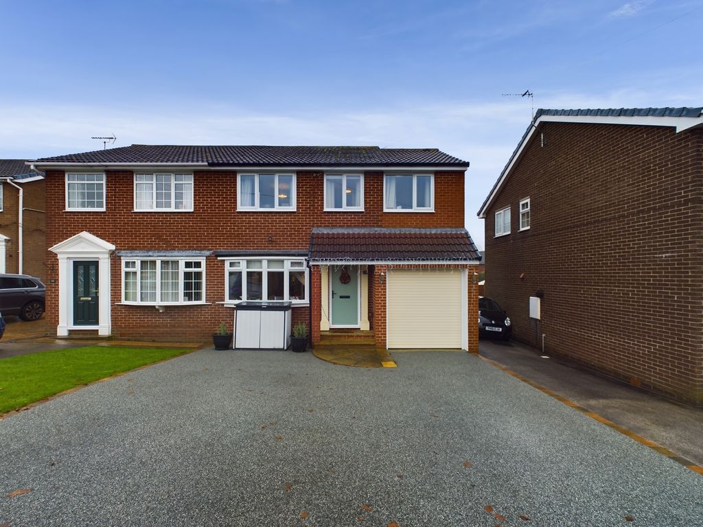 4 bed semidetached house for sale in Glenfields, Netherton, Wakefield