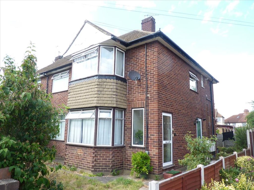 2 bed flat to rent in Park Way, Feltham TW14, £1,500 pcm Zoopla