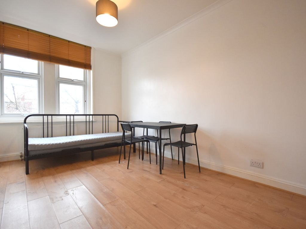 1 bed flat to rent in Tooting High Street, London SW17, £1,400 pcm Zoopla