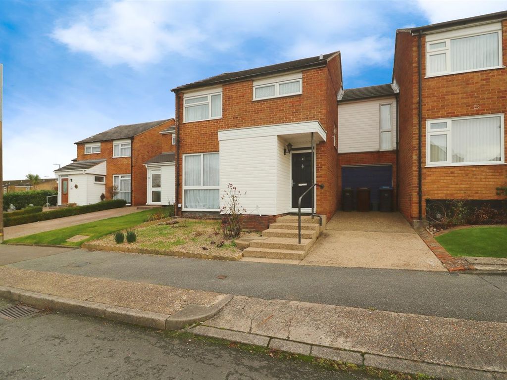 4 bed link detached house for sale in Paddock Mead, Harlow CM18, £