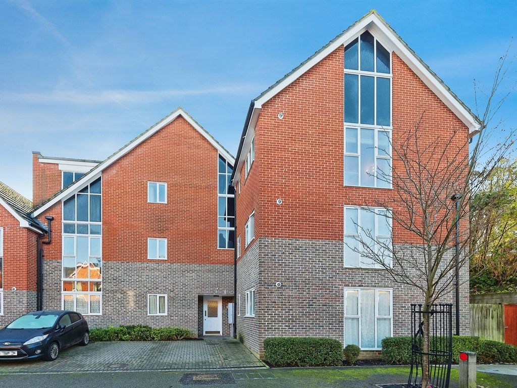 2 bed flat for sale in Edward Vinson Drive, Faversham ME13, £195,000