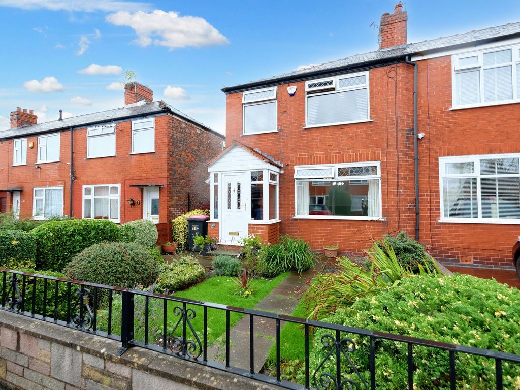 3 bed semidetached house for sale in Lulworth Road, Eccles M30, £