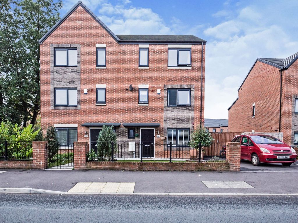 4 bed semidetached house to rent in Varley Street, Manchester, Greater