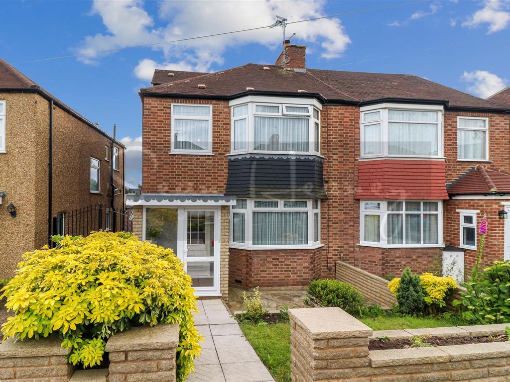 4 bed semidetached house for sale in The Linkway, EN5, £697,500