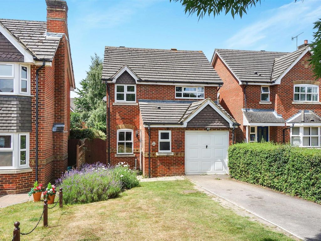 3 bed detached house to rent in Laurel Gardens, Aldershot GU11, £1,850