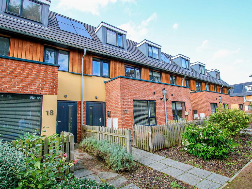 3 bed town house for sale in Le Safferne Gardens, Norwich NR3, £315,000
