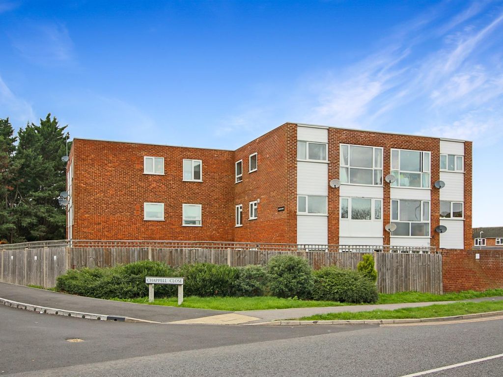 Studio to rent in Buckingham Road, Aylesbury HP19, £1,050 pcm Zoopla