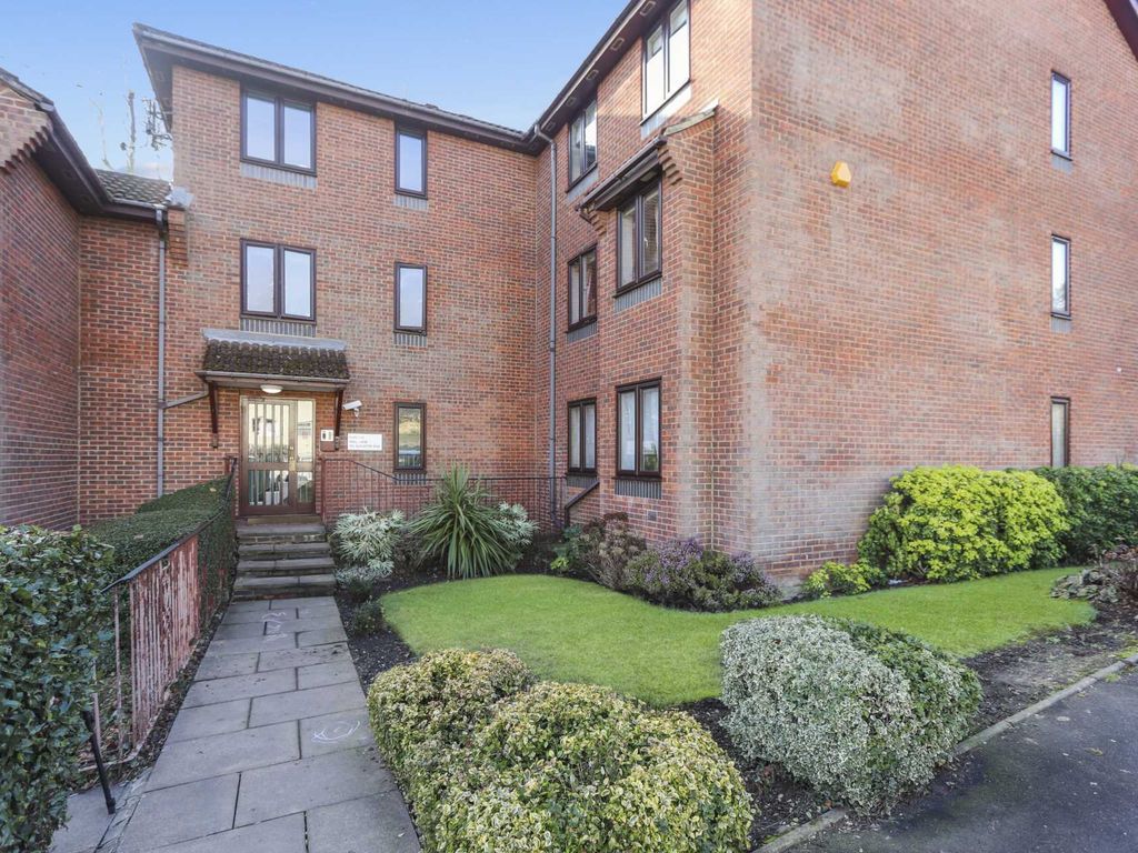 2 bed flat for sale in Gloucester Road, EN5 Zoopla