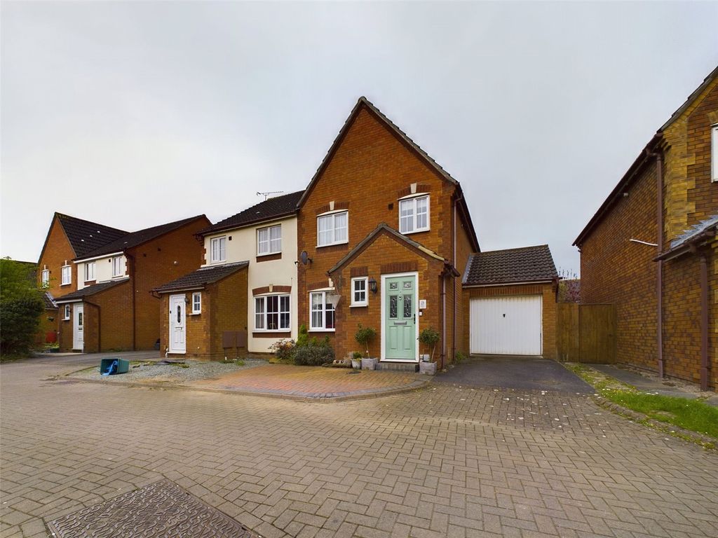 3 bed semidetached house for sale in Spey Close, Quedgeley, Gloucester