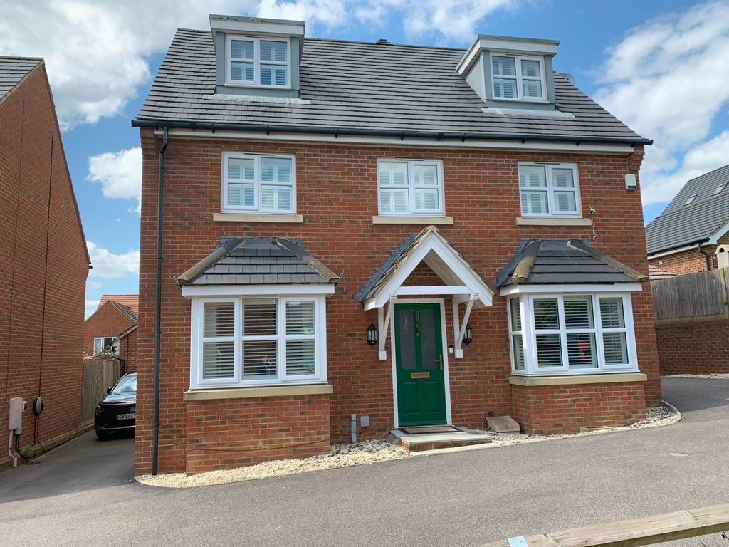 5 bed detached house to rent in Larkspur Drive, Burgess Hill, West