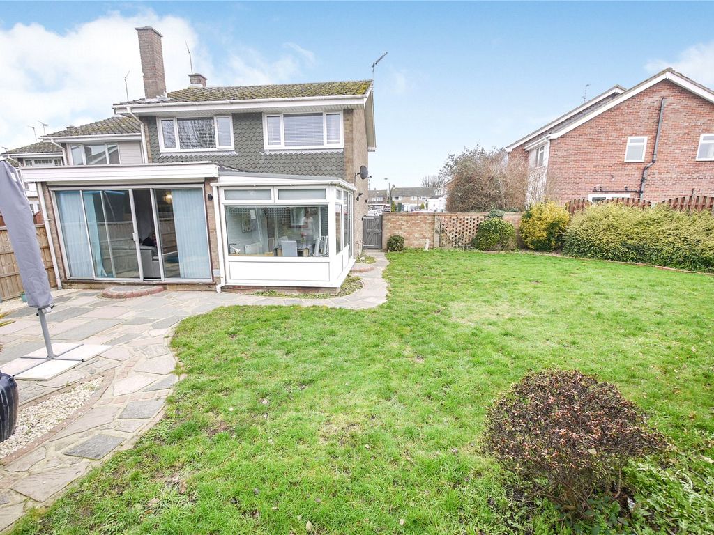 3 bed end terrace house for sale in Luthers Close, Kelvedon Hatch