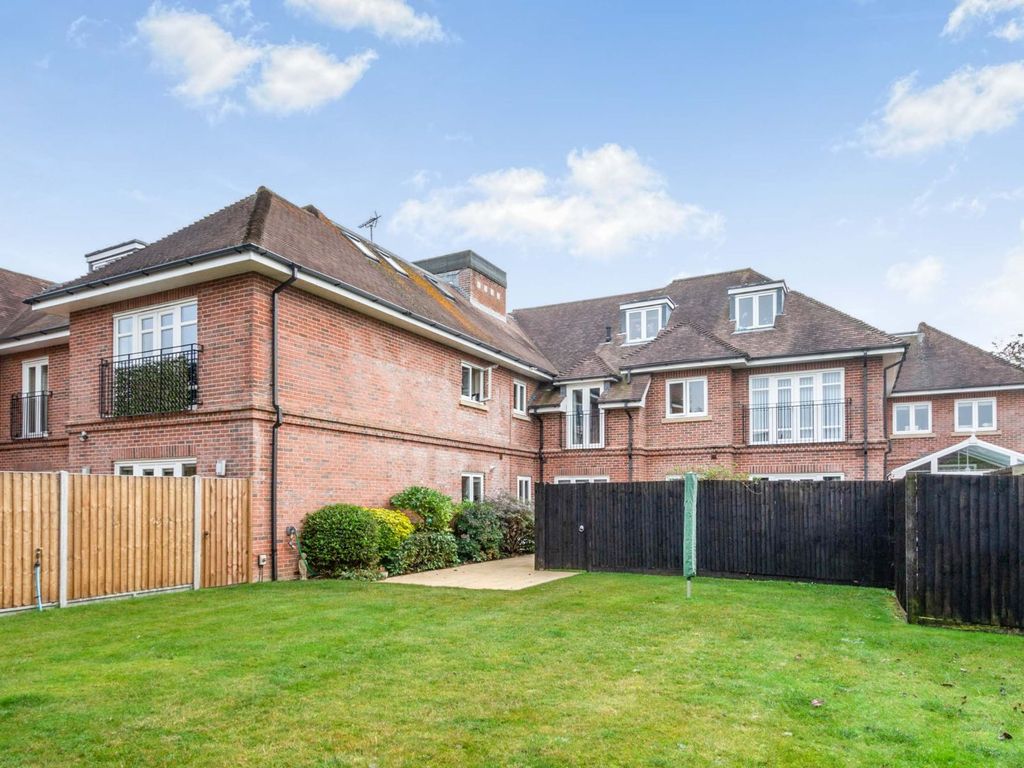 74 A Shortheath Raod, Farnham GU9  