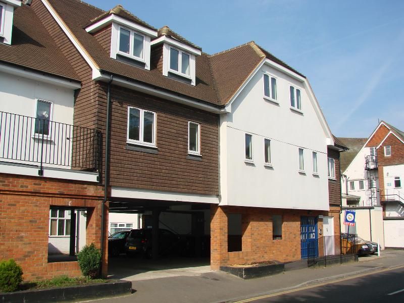 2 bed flat to rent in Pyrford Road, West Byfleet, Surrey KT14, £1,500