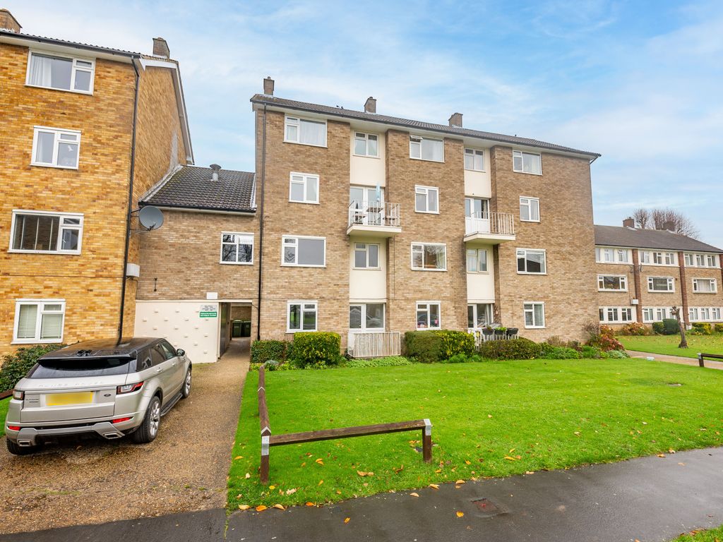 2 bed flat to rent in The Ridgeway, St. Albans, Hertfordshire AL4, £