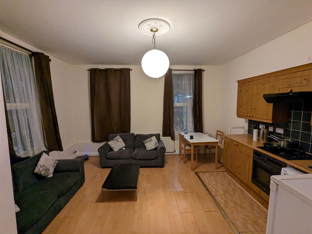 1 bed flat to rent in Uxbridge Road, Shepherds Bush, London W12, £1,500