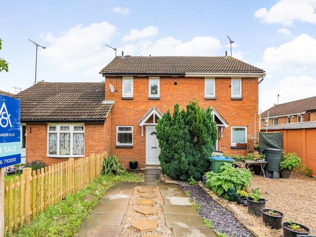 2 bed terraced house for sale in Ash Close, Aylesbury, Buckinghamshire