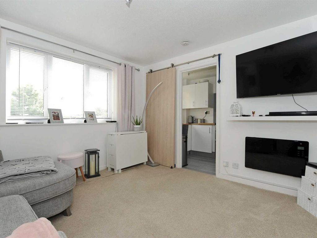 1 bed flat to rent in Victoria Court, North Street, Rushden NN10, £575