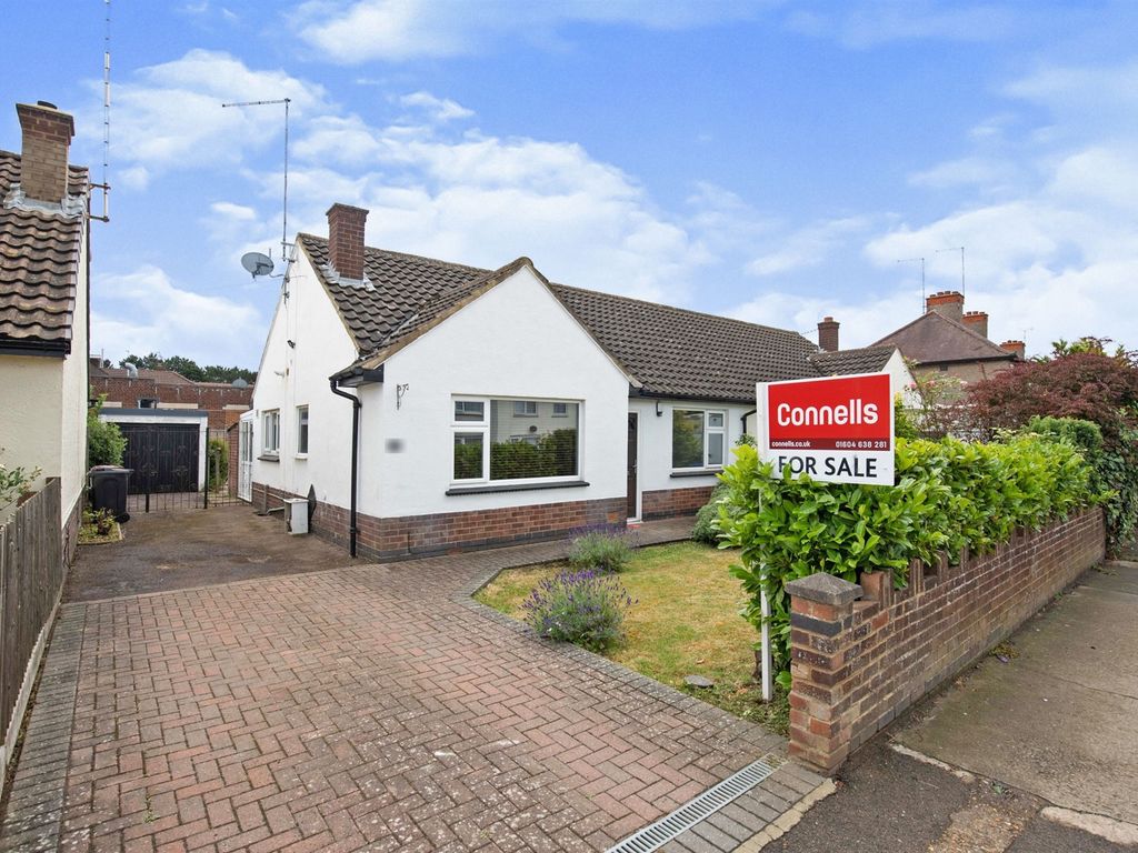 2 bed semidetached bungalow for sale in The Headlands, Abington