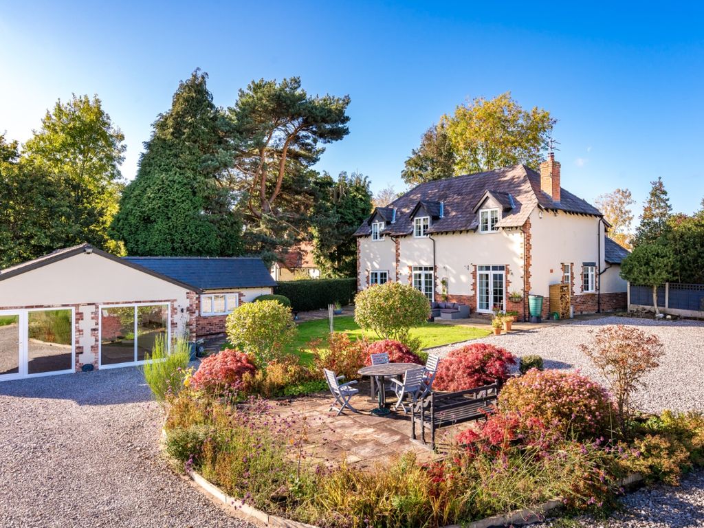 4 bed country house for sale in Knutsford Road, Chorley, Alderley Edge