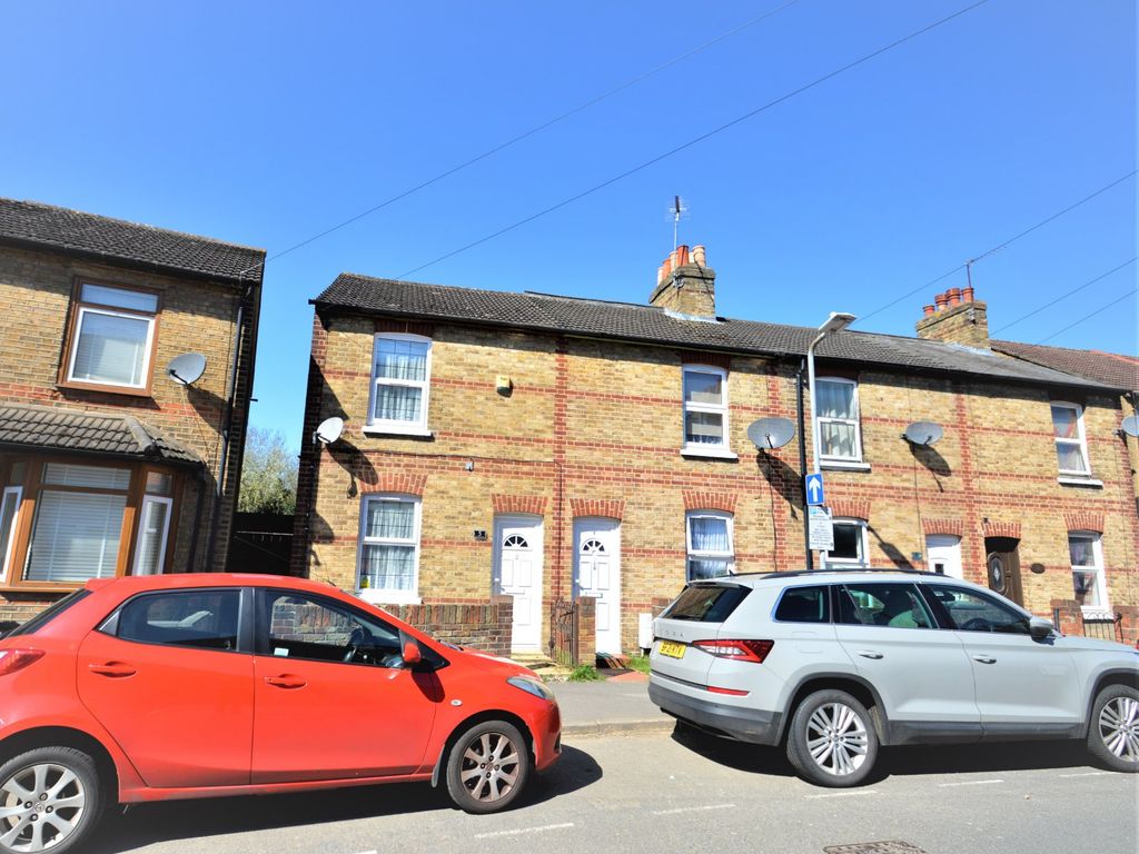 2 bed terraced house to rent in The Crescent, Slough, Berkshire SL1