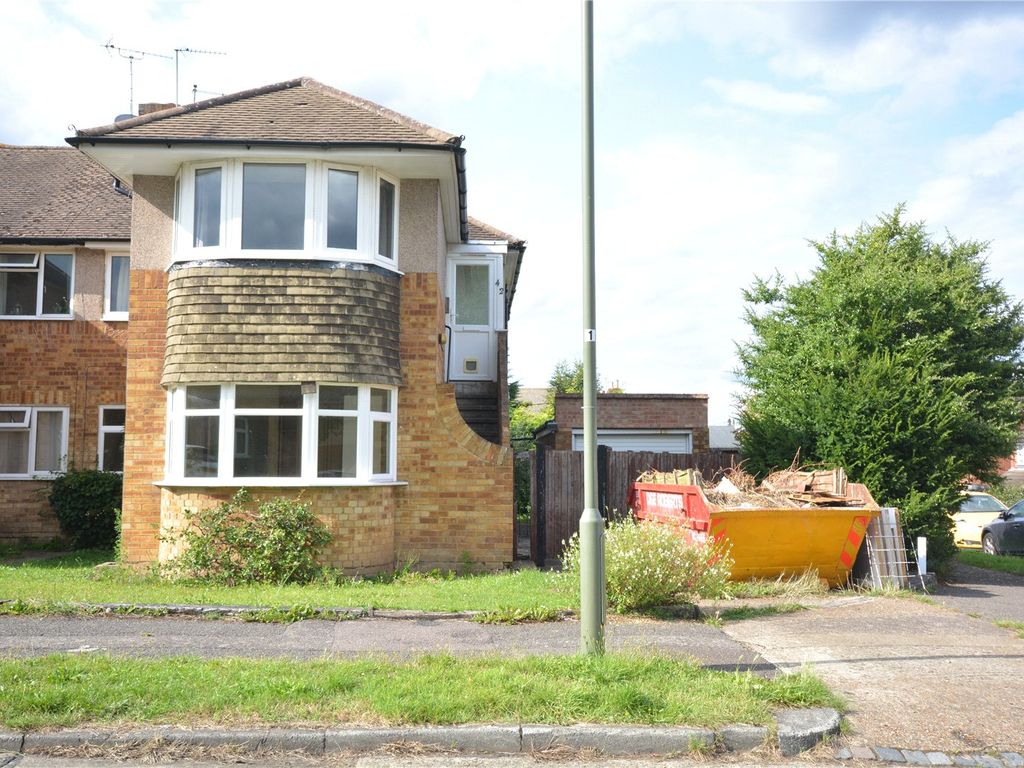 2 bed to rent in Willis Close, Epsom, Surrey KT18, £1,500