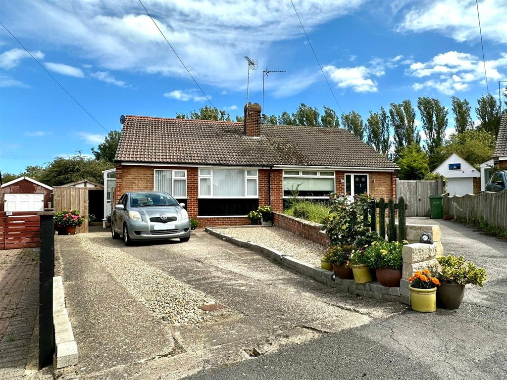 2 bed semidetached bungalow for sale in Lindale Avenue, Hornsea HU18, £179,950 Zoopla