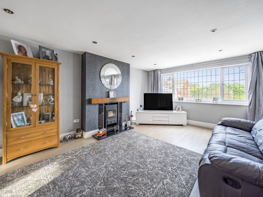 4 bed end terrace house for sale in Wessex Drive, Erith, Kent DA8, £