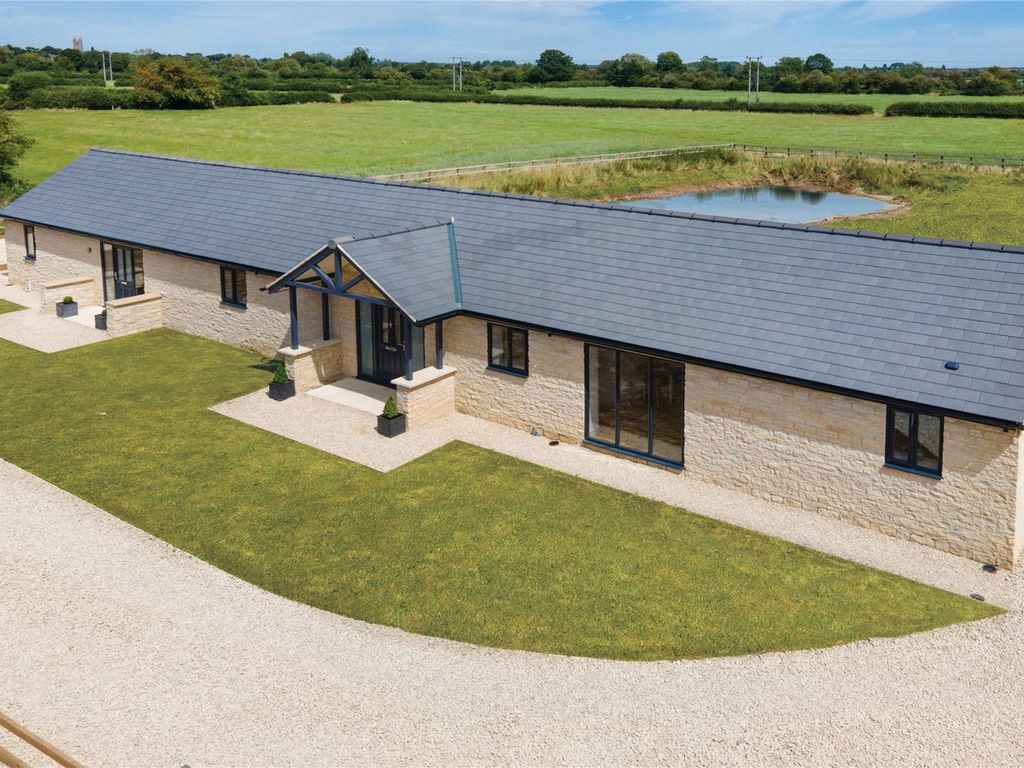 4 bed bungalow for sale in Hornbeam Grange, Cricklade SN6, £495,000