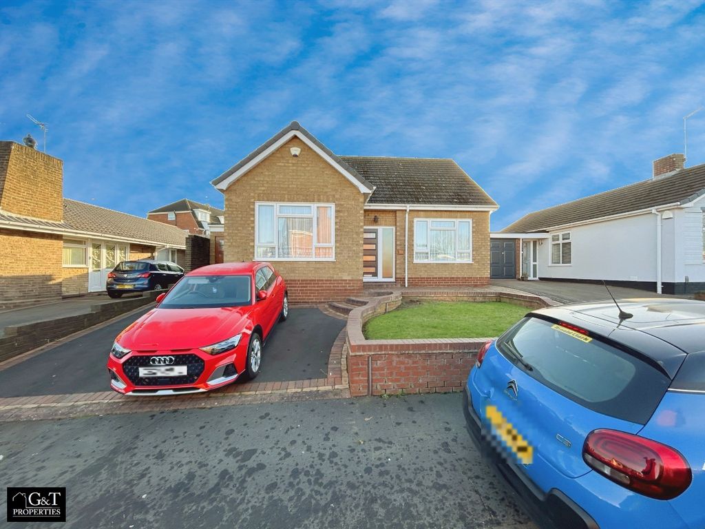 3 bed bungalow to rent in Scotts Green Close, Dudley DY1, £1,000 pcm